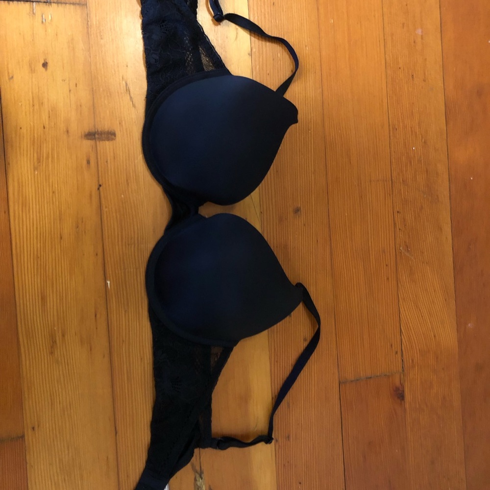 Victoria’s Secret black bra size 32D